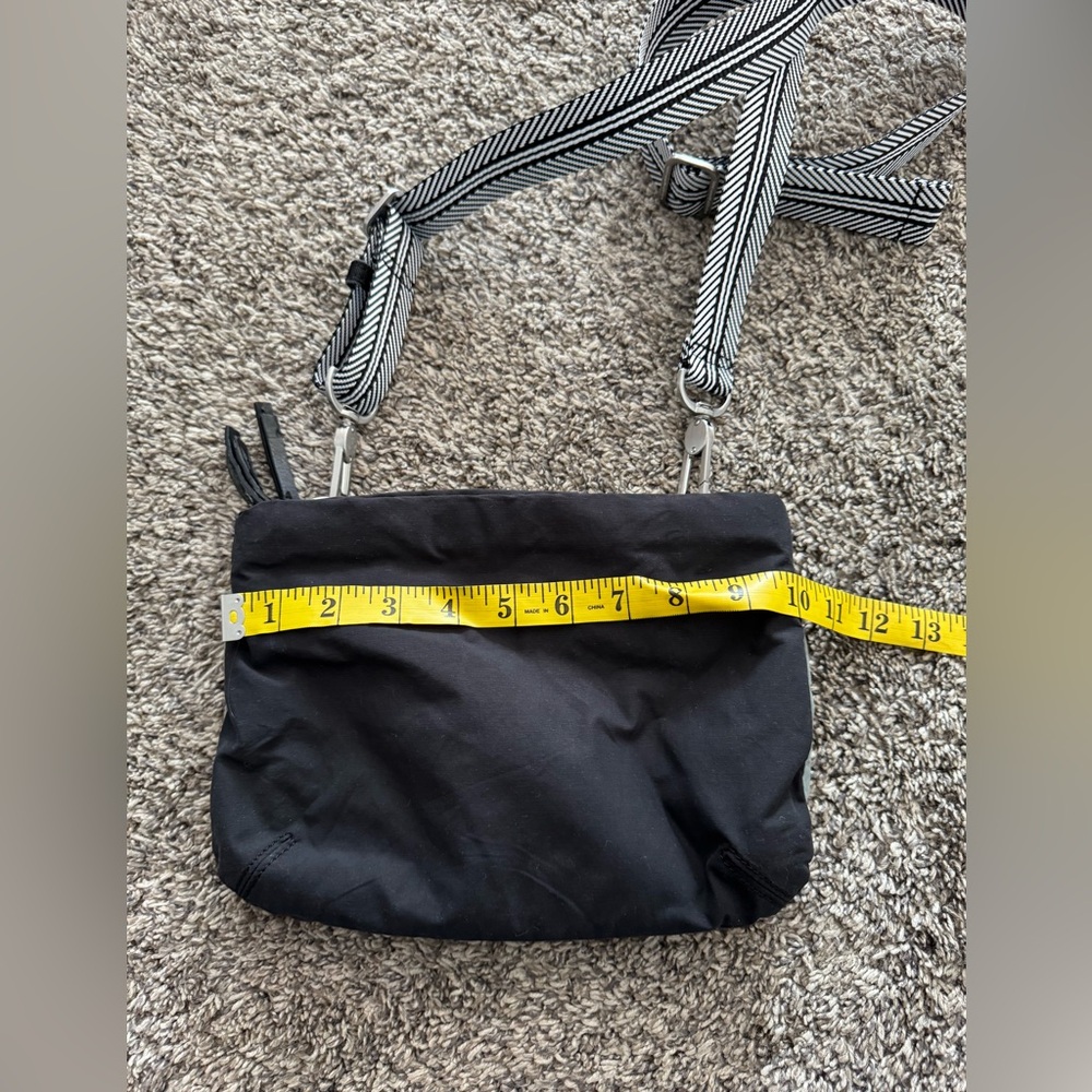 Lululemon Hip To Be Free Bag - Rare Sage Green and Black! - Picture 7 of 9
